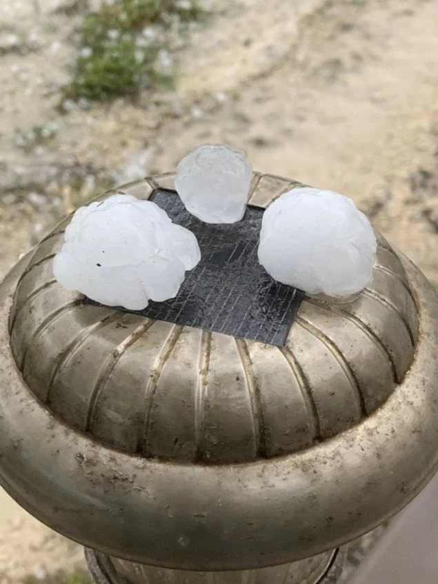 Χαλάζι «γίγας» στην Ζάκυνθο: Δείτε τις εικόνες του χειμερινού τοπίου